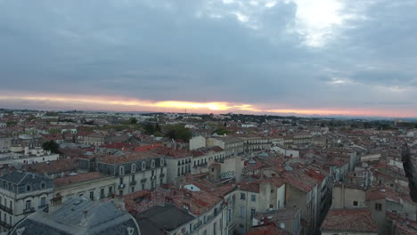 Dächer-Von-Montpellier-Und-Drohnenaufnahmen-Bei-Sonnenuntergang.-Alte-Mediterrane-Stadt